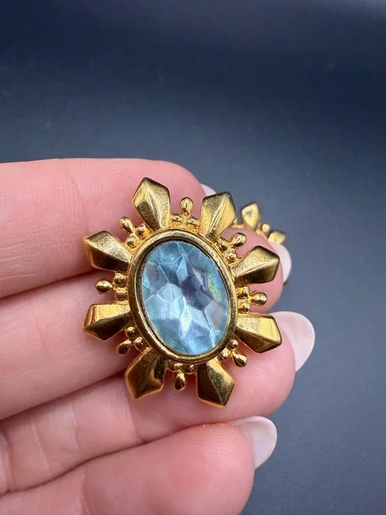 Vintage Avon Ice Blue Rhinestone Gold Tone Snowflake Flower Earrings - Picture 2 of 5